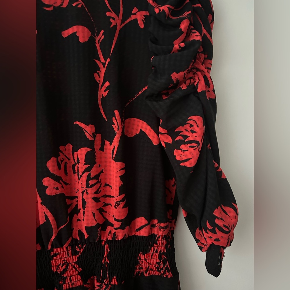 Black and Red Floral Midi Dress with 3/4 Ruched Sleeves - Picture 2 of 6
